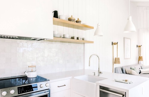 Seven Mile Beach Apartment | Enchanting Botanica: Ocean Views & Poolside Relaxation