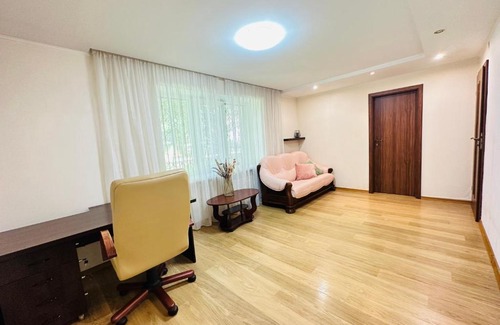 Dzerzhyns'kyi District Apartment | Cozy Botanical Garden Apartment with Breakfast & Pet Friendly