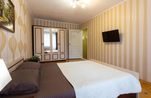 Dzerzhyns'kyi District Apartment | Explore the Botanical Garden Area: Pet & Child Friendly Stay