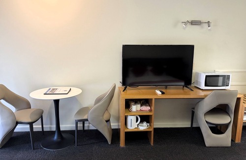 Hamilton Hotel | Botanical Motel: Family-Friendly Stay with Great Amenities
