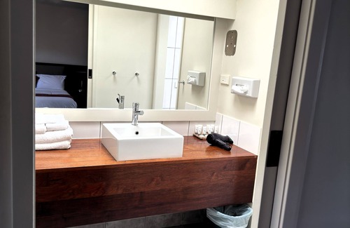 Hamilton Hotel | Botanical Motel: Family-Friendly Stay with Great Amenities