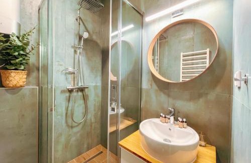 Gyula Bed & Breakfast | Botaniq Room: 4-Star Retreat with Breakfast & Hot Tub