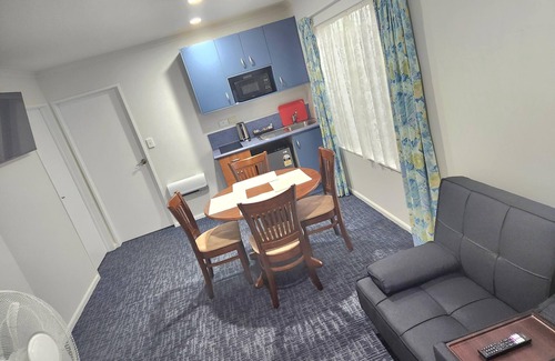 East Tamaki Hotel | Discover Botany Palms Motel: Family-Friendly with Spa & Breakfast