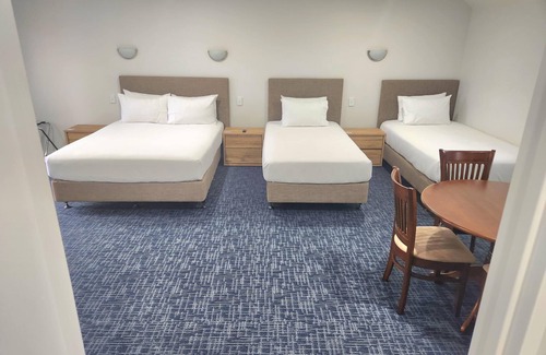 East Tamaki Hotel | Discover Botany Palms Motel: Family-Friendly with Spa & Breakfast