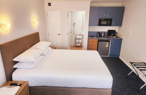 East Tamaki Hotel | Discover Botany Palms Motel: Family-Friendly with Spa & Breakfast