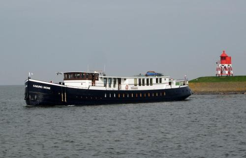 Nieuwmarkt en Lastage Hotel | Unforgettable Stays at Botel Sailing Home with Dining Options