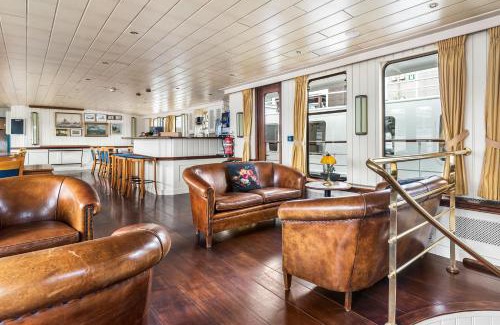 Nieuwmarkt en Lastage Hotel | Unforgettable Stays at Botel Sailing Home with Dining Options