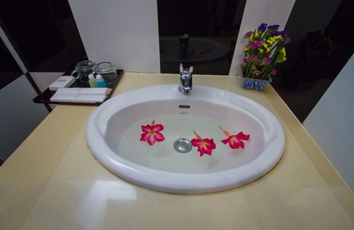 Serei Saophoan Hotel | Budget-Friendly Botoum Hotel with Family Amenities Included