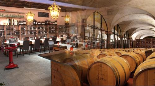 Locarno House | Cozy Bottega del Vino Guesthouse with Onsite Restaurant