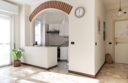 Milan Apartment | Explore Botticelli House: Relax Near Duomo with Spa & Hot Tub