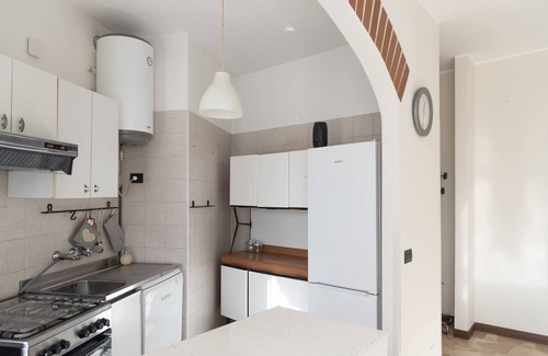 Milan Apartment | Explore Botticelli House: Relax Near Duomo with Spa & Hot Tub