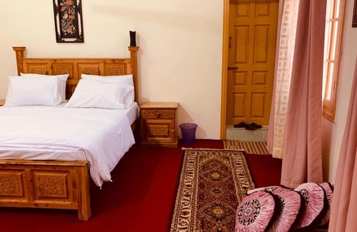 Gilgit-Baltistan Bed & Breakfast | Cozy Bottleneck Lodges: Family-Friendly Stays with Breakfast