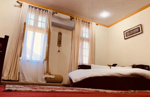 Gilgit-Baltistan Bed & Breakfast | Cozy Bottleneck Lodges: Family-Friendly Stays with Breakfast