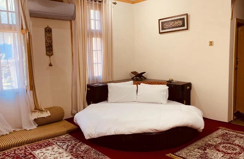 Gilgit-Baltistan Bed & Breakfast | Cozy Bottleneck Lodges: Family-Friendly Stays with Breakfast