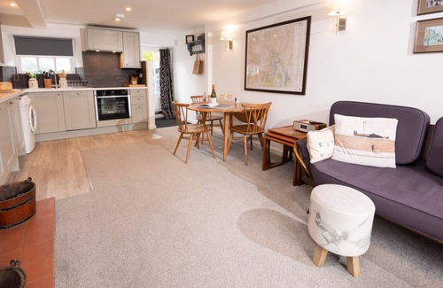 Elterwater Apartment | Inviting Bottom Shop, Elterwater: Family-Friendly & Breakfast Included