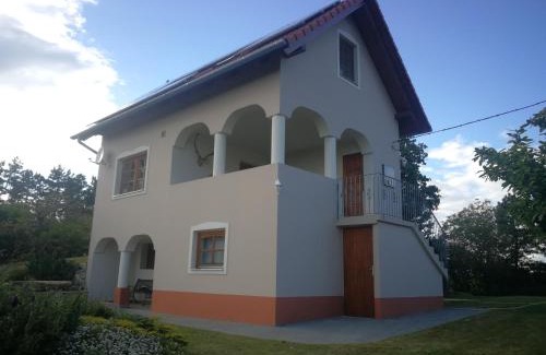 Rezi House | Highly Rated Bottyahát Guesthouse: Family & Pet Friendly Stay