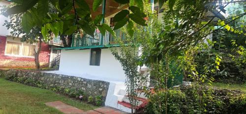 Naukuchiyatal Bed & Breakfast | Bougainvilla Mountain Retreat, near Bhimtal