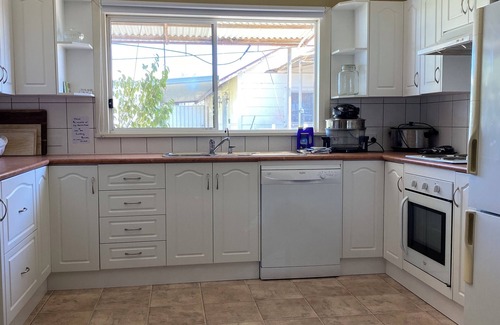 Broken Hill House | Cozy Boughtman Cottage: Breakfast and Kitchen Await You