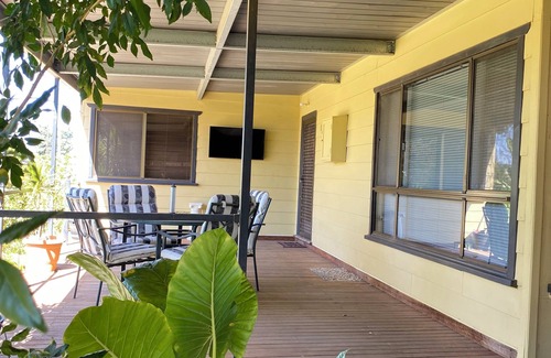Broken Hill House | Cozy Boughtman Cottage: Breakfast and Kitchen Await You