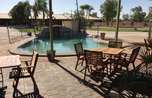 Winton Hotel | Pet-Friendly Boulder Opal Motor Inn with Pool and Breakfast