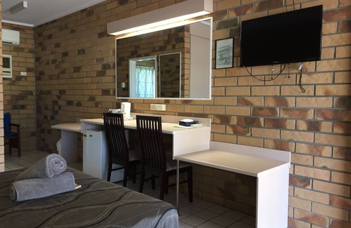 Winton Hotel | Discover Boulder Opal Motor Inn: Family-Friendly Retreat