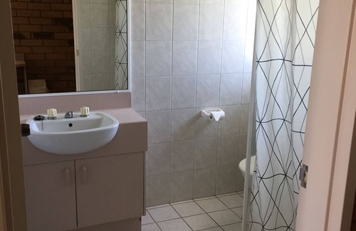 Winton Hotel | Discover Boulder Opal Motor Inn: Family-Friendly Retreat