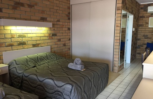 Winton Hotel | Discover Boulder Opal Motor Inn: Family-Friendly Retreat