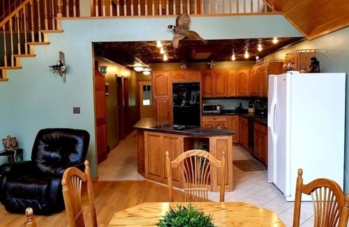 Lansing Cabin | Relaxing Boulder Run Log Cabin with Hot Tub and Pool