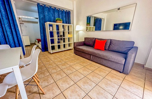 Carcel Apartment | Explore Boulevard 103: Family-Friendly with Spa & Breakfast