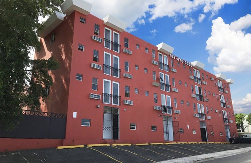 Carcel Apartment | Inviting Boulevard 106: Family-Friendly with Spa & Breakfast