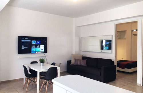 Carcel Apartment | Inviting Boulevard 106: Family-Friendly with Spa & Breakfast