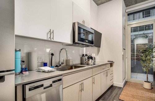 Downtown Phoenix Apartment | Boulevard Stays Downtown Highrise STU Sky Pool, Parking, Gym 01