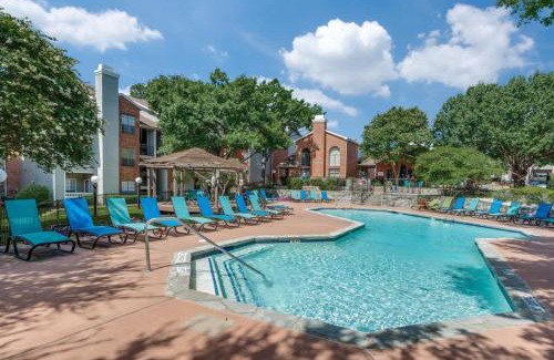Irving Apartment | Boulevard Stays Peaceful 1BR King Suite Pool Gym & Parking 04