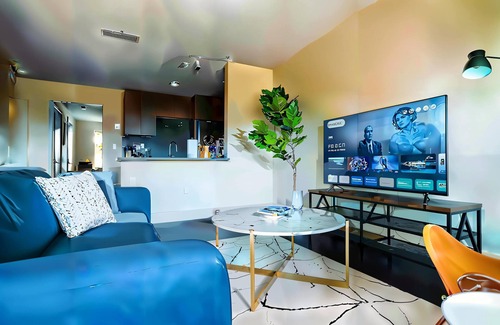 Riverside Apartment | Boulevard Stays Prime Spot Cozy Bed, Pool Free Parking