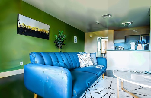 Riverside Apartment | Boulevard Stays Prime Spot Cozy Bed, Pool Free Parking