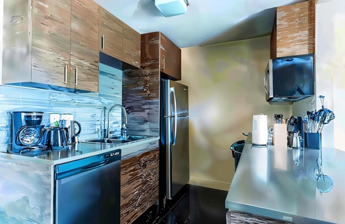 Riverside Apartment | Boulevard Stays Prime Spot Cozy Bed, Pool Free Parking