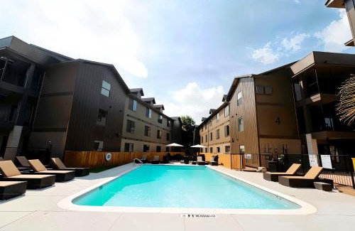 Riverside Apartment | Boulevard Stays Prime Spot Cozy Bed Pool Free Parking
