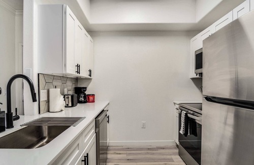 Chandler Apartment | Boulevard Stays Quiet Modern 2BR Pickleball, Pool, Parking, Gym 03