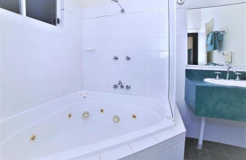 Wagga Wagga Hotel | Comfortable Boulevarde Motor Inn with Pool and Hot Tub