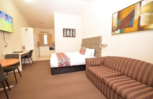 Wagga Wagga Hotel | Comfortable Boulevarde Motor Inn with Pool and Hot Tub