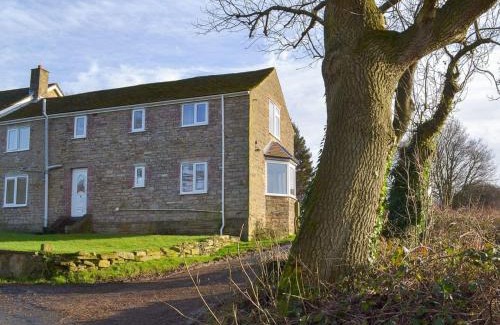 Unstone House | Cozy Boundary Cottage: Pet-Friendly with Hot Tub Access