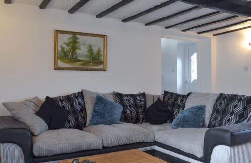Unstone House | Cozy Boundary Cottage: Pet-Friendly with Hot Tub Access