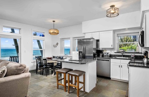 Lincoln Beach House | Unmatched Oceanfront Retreat with Pet-Friendly Perks