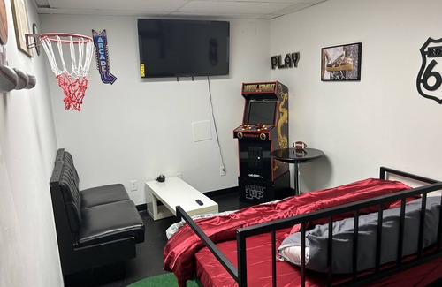 Fairgrounds Bed & Breakfast | Explore Bourbon Art & Sport Center BnB Near City Attractions