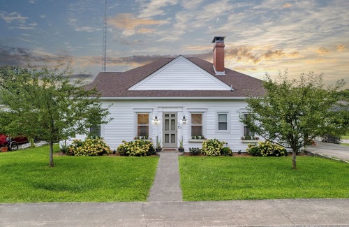 Springfield House | Unforgettable Getaway at Whiskey Business with Hot Tub & Spa