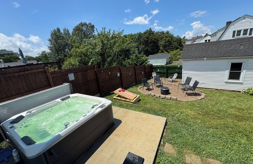 Springfield House | Unforgettable Getaway at Whiskey Business with Hot Tub & Spa