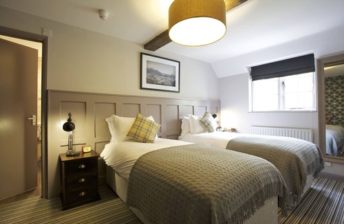 Saint Mary Bourne Hotel | Discover Bourne Valley Inn: Family-Friendly with Dining Options