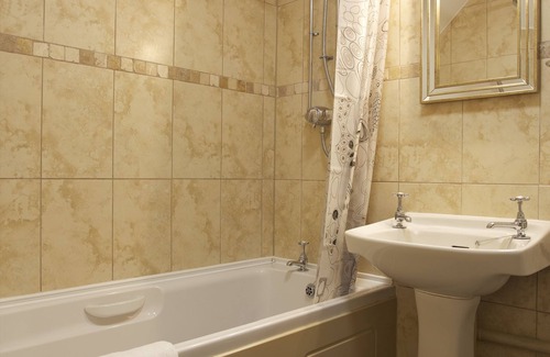 Saint Mary Bourne Hotel | Discover Bourne Valley Inn: Family-Friendly with Dining Options
