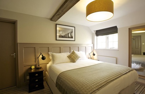 Saint Mary Bourne Hotel | Discover Bourne Valley Inn: Family-Friendly with Dining Options