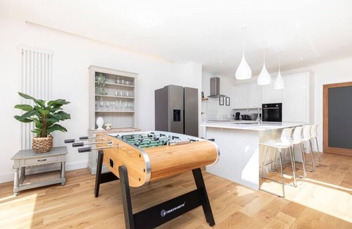 Bournemouth House | Spacious 4 Bedroom Bungalow with Garden & Ocean Views